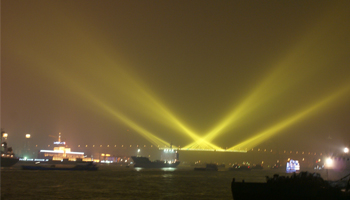 恒之光大型探照灯傲立上海杨浦大桥